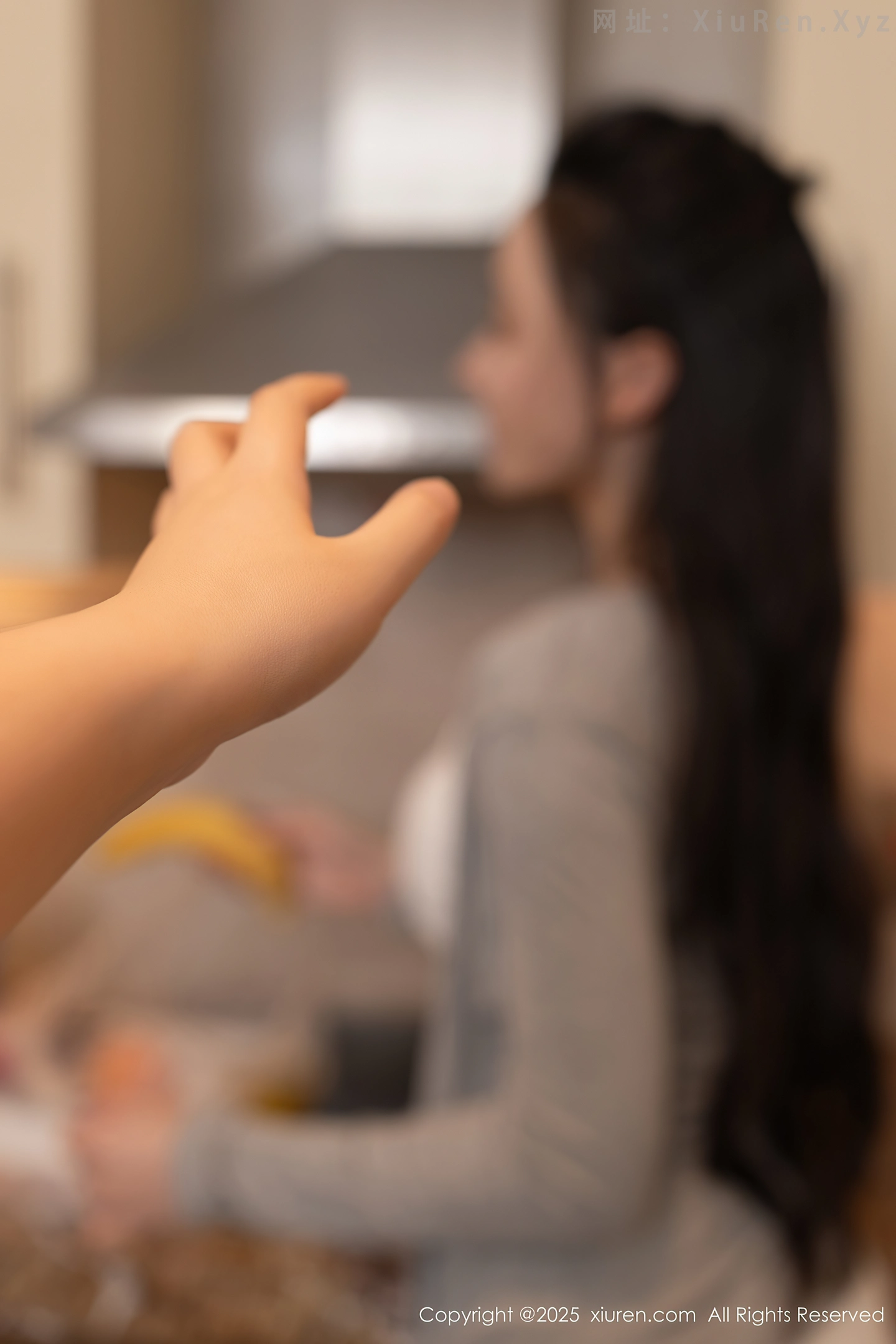 图片[5]-[XiuRen秀人网]VOL.10513 模特小逗逗性感白T配牛仔裤露紫色内衣配超薄肉丝秀美腿诱惑写真74P-秀人网官方网站